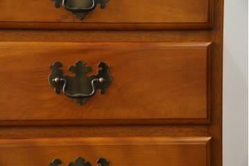 中古　横浜クラシック家具　ダニエル(Daniel)　アーリーアメリカンシリーズ　A-113　温かみのある色合いが魅力的な縦型チェスト　(R-075142)