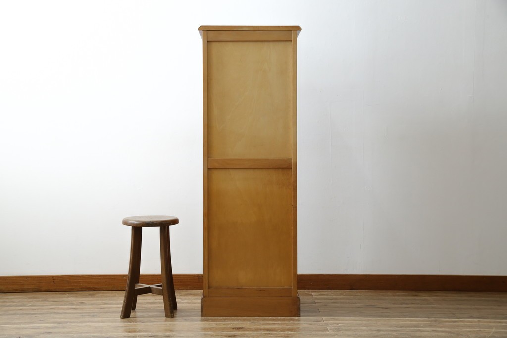 中古　横浜クラシック家具　ダニエル(Daniel)　アーリーアメリカンシリーズ　A-113　温かみのある色合いが魅力的な縦型チェスト　(R-075142)