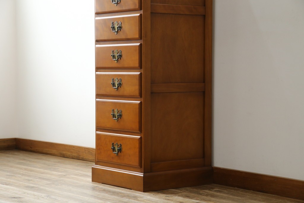 中古　横浜クラシック家具　ダニエル(Daniel)　アーリーアメリカンシリーズ　A-113　温かみのある色合いが魅力的な縦型チェスト　(R-075142)