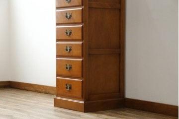 中古　横浜クラシック家具　ダニエル(Daniel)　アーリーアメリカンシリーズ　A-113　温かみのある色合いが魅力的な縦型チェスト　(R-075142)