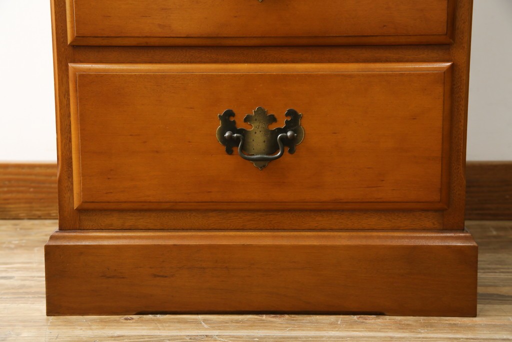 中古　横浜クラシック家具　ダニエル(Daniel)　アーリーアメリカンシリーズ　A-113　温かみのある色合いが魅力的な縦型チェスト　(R-075142)