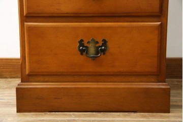 中古　横浜クラシック家具　ダニエル(Daniel)　アーリーアメリカンシリーズ　A-113　温かみのある色合いが魅力的な縦型チェスト　(R-075142)