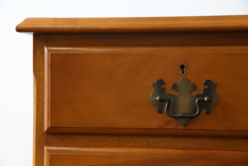 中古　横浜クラシック家具　ダニエル(Daniel)　アーリーアメリカンシリーズ　A-113　温かみのある色合いが魅力的な縦型チェスト　(R-075142)