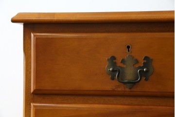 中古　横浜クラシック家具　ダニエル(Daniel)　アーリーアメリカンシリーズ　A-113　温かみのある色合いが魅力的な縦型チェスト　(R-075142)