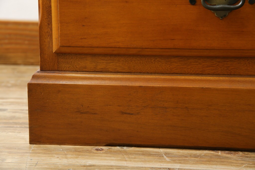 中古　横浜クラシック家具　ダニエル(Daniel)　アーリーアメリカンシリーズ　A-113　温かみのある色合いが魅力的な縦型チェスト　(R-075142)