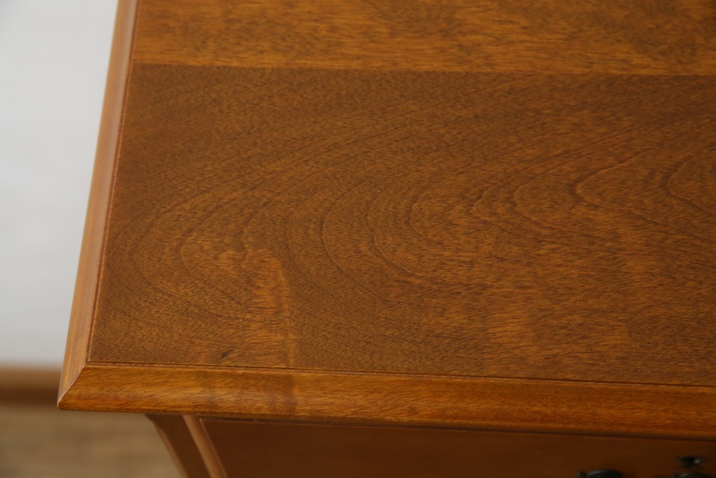 中古　横浜クラシック家具　ダニエル(Daniel)　アーリーアメリカンシリーズ　A-113　温かみのある色合いが魅力的な縦型チェスト　(R-075142)