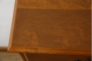 中古　横浜クラシック家具　ダニエル(Daniel)　アーリーアメリカンシリーズ　A-113　温かみのある色合いが魅力的な縦型チェスト　(R-075142)