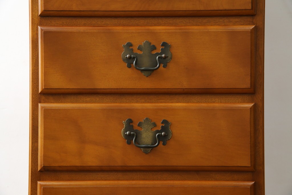 中古　横浜クラシック家具　ダニエル(Daniel)　アーリーアメリカンシリーズ　A-113　温かみのある色合いが魅力的な縦型チェスト　(R-075142)