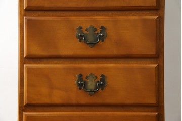 中古　横浜クラシック家具　ダニエル(Daniel)　アーリーアメリカンシリーズ　A-113　温かみのある色合いが魅力的な縦型チェスト　(R-075142)