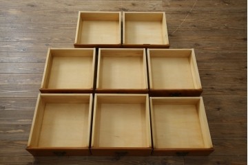 中古　横浜クラシック家具　ダニエル(Daniel)　アーリーアメリカンシリーズ　A-113　温かみのある色合いが魅力的な縦型チェスト　(R-075142)