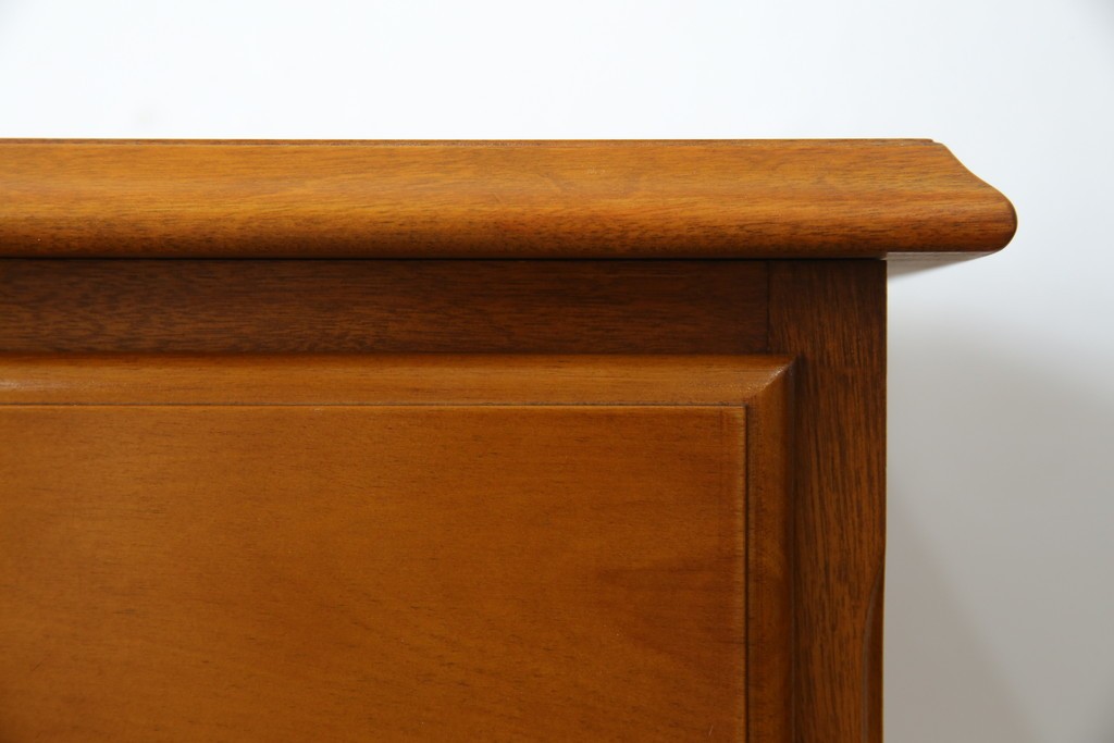 中古　横浜クラシック家具　ダニエル(Daniel)　アーリーアメリカンシリーズ　A-113　温かみのある色合いが魅力的な縦型チェスト　(R-075142)