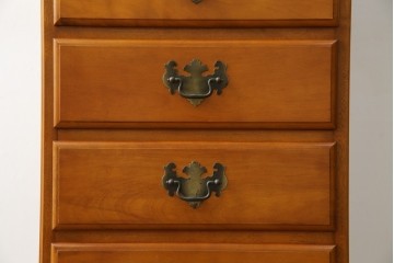 中古　横浜クラシック家具　ダニエル(Daniel)　アーリーアメリカンシリーズ　A-113　温かみのある色合いが魅力的な縦型チェスト　(R-075142)