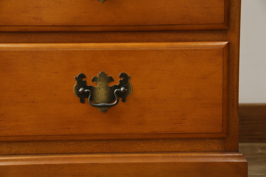 中古　横浜クラシック家具　ダニエル(Daniel)　アーリーアメリカンシリーズ　A-113　温かみのある色合いが魅力的な縦型チェスト　(R-075142)