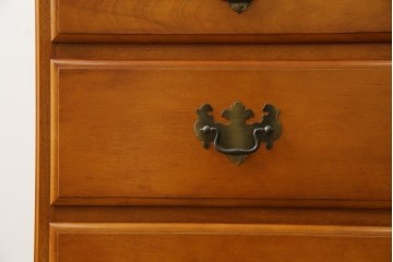 中古　横浜クラシック家具　ダニエル(Daniel)　アーリーアメリカンシリーズ　A-113　温かみのある色合いが魅力的な縦型チェスト　(R-075142)