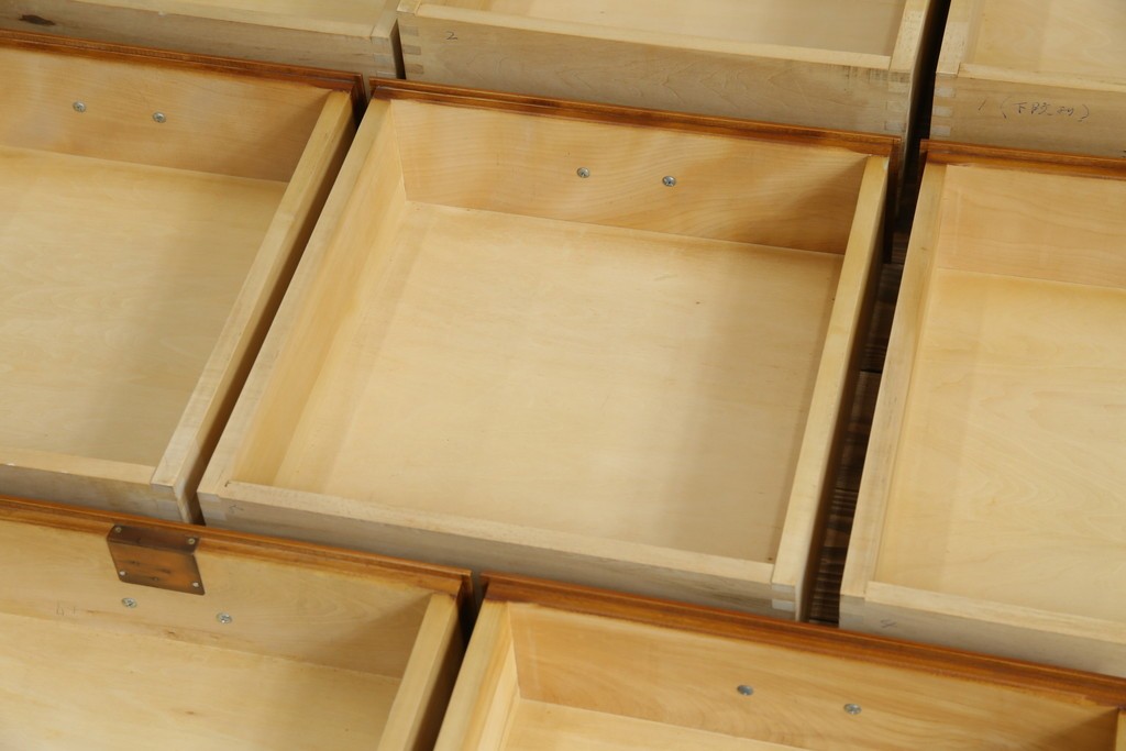 中古　横浜クラシック家具　ダニエル(Daniel)　アーリーアメリカンシリーズ　A-113　温かみのある色合いが魅力的な縦型チェスト　(R-075142)