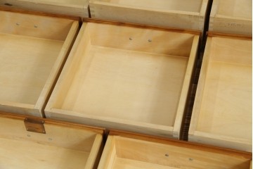 中古　横浜クラシック家具　ダニエル(Daniel)　アーリーアメリカンシリーズ　A-113　温かみのある色合いが魅力的な縦型チェスト　(R-075142)