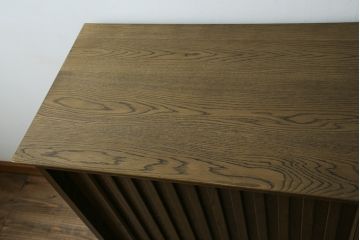 中古　美品　楢(ナラ)材　高山デザイン　モダンな佇まいが魅力的な水屋箪笥サイドボード(食器棚、サイドキャビネット、収納棚、戸棚)(R-075143)