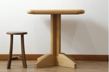 中古　美品　ラグジュアリーブランド　ローマン アンド ウィリアムス ギルド(ROMAN AND WILLIAMS GUILD)　オーク材　シンプルながらも拘りあるデザインが魅力的なスクエアテーブル(カフェテーブル、サイドテーブル、コーヒーテーブル)(定価約55万円)(R-075145)