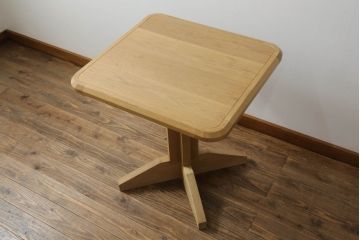 中古　美品　ラグジュアリーブランド　ローマン アンド ウィリアムス ギルド(ROMAN AND WILLIAMS GUILD)　オーク材　シンプルながらも拘りあるデザインが魅力的なスクエアテーブル(カフェテーブル、サイドテーブル、コーヒーテーブル)(定価約55万円)(R-075145)
