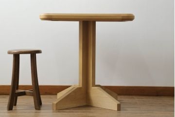 中古　美品　ラグジュアリーブランド　ローマン アンド ウィリアムス ギルド(ROMAN AND WILLIAMS GUILD)　オーク材　シンプルながらも拘りあるデザインが魅力的なスクエアテーブル(カフェテーブル、サイドテーブル、コーヒーテーブル)(定価約55万円)(R-075145)