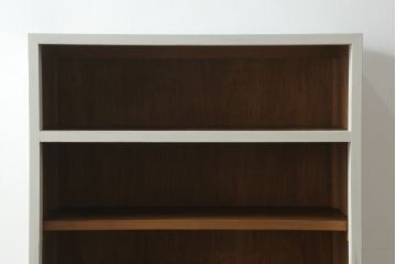 和製アンティーク　ダイヤガラス入り　アンティークホワイトのカラーとレトロな雰囲気が可愛らしい脚付き重ね食器棚(戸棚、収納棚、キャビネット)(R-075146)