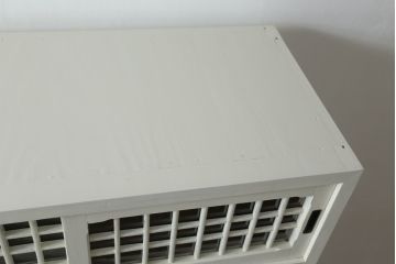 和製アンティーク　ダイヤガラス入り　アンティークホワイトのカラーとレトロな雰囲気が可愛らしい脚付き重ね食器棚(戸棚、収納棚、キャビネット)(R-075146)