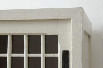 和製アンティーク　ダイヤガラス入り　アンティークホワイトのカラーとレトロな雰囲気が可愛らしい脚付き重ね食器棚(戸棚、収納棚、キャビネット)(R-075146)