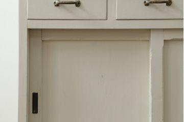 和製アンティーク　ダイヤガラス入り　アンティークホワイトのカラーとレトロな雰囲気が可愛らしい脚付き重ね食器棚(戸棚、収納棚、キャビネット)(R-075146)
