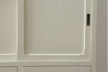 和製アンティーク　ダイヤガラス入り　アンティークホワイトのカラーとレトロな雰囲気が可愛らしい脚付き重ね食器棚(戸棚、収納棚、キャビネット)(R-075146)