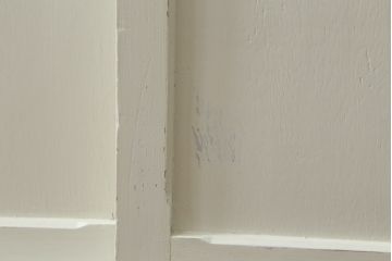 和製アンティーク　ダイヤガラス入り　アンティークホワイトのカラーとレトロな雰囲気が可愛らしい脚付き重ね食器棚(戸棚、収納棚、キャビネット)(R-075146)
