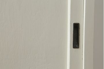 和製アンティーク　ダイヤガラス入り　アンティークホワイトのカラーとレトロな雰囲気が可愛らしい脚付き重ね食器棚(戸棚、収納棚、キャビネット)(R-075146)