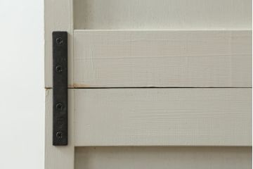 和製アンティーク　ダイヤガラス入り　アンティークホワイトのカラーとレトロな雰囲気が可愛らしい脚付き重ね食器棚(戸棚、収納棚、キャビネット)(R-075146)