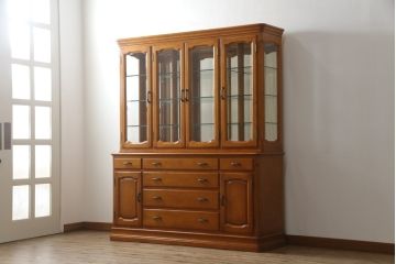 中古　美品!!　横浜クラシック家具　ダニエル(Daniel)　上品な佇まいの三面ガラスキャビネット(キュリオケース、カップボード、陳列棚、飾り棚、戸棚、店舗什器)(定価約185万円)(R-075147)