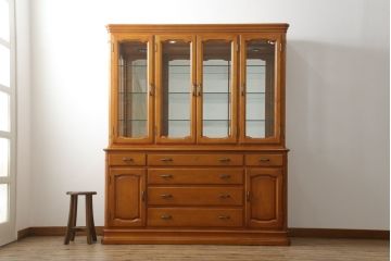 中古　美品!!　横浜クラシック家具　ダニエル(Daniel)　上品な佇まいの三面ガラスキャビネット(キュリオケース、カップボード、陳列棚、飾り棚、戸棚、店舗什器)(定価約185万円)(R-075147)