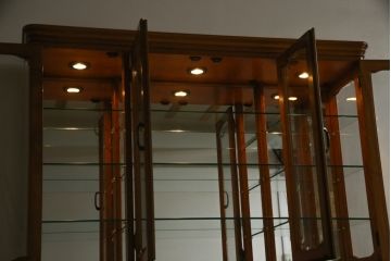 中古　美品!!　横浜クラシック家具　ダニエル(Daniel)　上品な佇まいの三面ガラスキャビネット(キュリオケース、カップボード、陳列棚、飾り棚、戸棚、店舗什器)(定価約185万円)(R-075147)