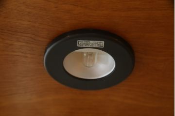 中古　美品!!　横浜クラシック家具　ダニエル(Daniel)　上品な佇まいの三面ガラスキャビネット(キュリオケース、カップボード、陳列棚、飾り棚、戸棚、店舗什器)(定価約185万円)(R-075147)
