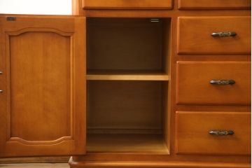 中古　美品!!　横浜クラシック家具　ダニエル(Daniel)　上品な佇まいの三面ガラスキャビネット(キュリオケース、カップボード、陳列棚、飾り棚、戸棚、店舗什器)(定価約185万円)(R-075147)