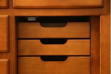 中古　美品!!　横浜クラシック家具　ダニエル(Daniel)　上品な佇まいの三面ガラスキャビネット(キュリオケース、カップボード、陳列棚、飾り棚、戸棚、店舗什器)(定価約185万円)(R-075147)