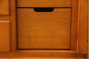 中古　美品!!　横浜クラシック家具　ダニエル(Daniel)　上品な佇まいの三面ガラスキャビネット(キュリオケース、カップボード、陳列棚、飾り棚、戸棚、店舗什器)(定価約185万円)(R-075147)