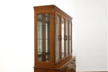 中古　美品!!　横浜クラシック家具　ダニエル(Daniel)　上品な佇まいの三面ガラスキャビネット(キュリオケース、カップボード、陳列棚、飾り棚、戸棚、店舗什器)(定価約185万円)(R-075147)