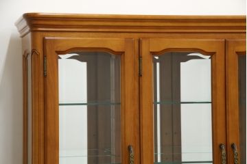 中古　美品!!　横浜クラシック家具　ダニエル(Daniel)　上品な佇まいの三面ガラスキャビネット(キュリオケース、カップボード、陳列棚、飾り棚、戸棚、店舗什器)(定価約185万円)(R-075147)