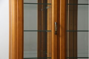 中古　美品!!　横浜クラシック家具　ダニエル(Daniel)　上品な佇まいの三面ガラスキャビネット(キュリオケース、カップボード、陳列棚、飾り棚、戸棚、店舗什器)(定価約185万円)(R-075147)