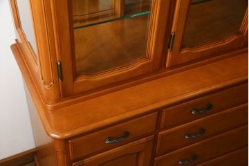 中古　美品!!　横浜クラシック家具　ダニエル(Daniel)　上品な佇まいの三面ガラスキャビネット(キュリオケース、カップボード、陳列棚、飾り棚、戸棚、店舗什器)(定価約185万円)(R-075147)
