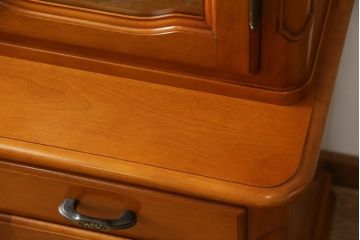 中古　美品!!　横浜クラシック家具　ダニエル(Daniel)　上品な佇まいの三面ガラスキャビネット(キュリオケース、カップボード、陳列棚、飾り棚、戸棚、店舗什器)(定価約185万円)(R-075147)