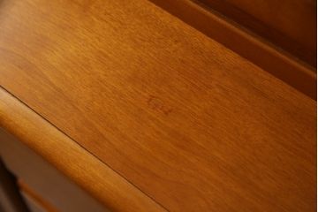 中古　美品!!　横浜クラシック家具　ダニエル(Daniel)　上品な佇まいの三面ガラスキャビネット(キュリオケース、カップボード、陳列棚、飾り棚、戸棚、店舗什器)(定価約185万円)(R-075147)