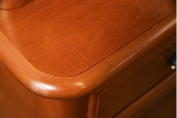 中古　美品!!　横浜クラシック家具　ダニエル(Daniel)　上品な佇まいの三面ガラスキャビネット(キュリオケース、カップボード、陳列棚、飾り棚、戸棚、店舗什器)(定価約185万円)(R-075147)