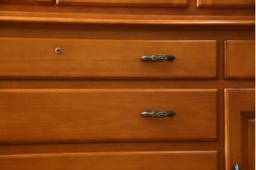 中古　美品!!　横浜クラシック家具　ダニエル(Daniel)　上品な佇まいの三面ガラスキャビネット(キュリオケース、カップボード、陳列棚、飾り棚、戸棚、店舗什器)(定価約185万円)(R-075147)