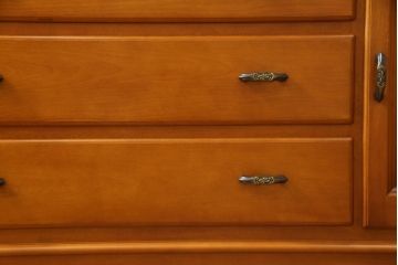 中古　美品!!　横浜クラシック家具　ダニエル(Daniel)　上品な佇まいの三面ガラスキャビネット(キュリオケース、カップボード、陳列棚、飾り棚、戸棚、店舗什器)(定価約185万円)(R-075147)