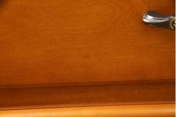 中古　美品!!　横浜クラシック家具　ダニエル(Daniel)　上品な佇まいの三面ガラスキャビネット(キュリオケース、カップボード、陳列棚、飾り棚、戸棚、店舗什器)(定価約185万円)(R-075147)