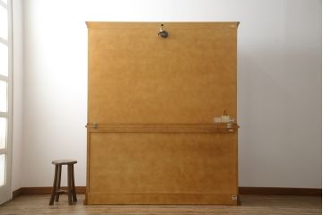 中古　美品!!　横浜クラシック家具　ダニエル(Daniel)　上品な佇まいの三面ガラスキャビネット(キュリオケース、カップボード、陳列棚、飾り棚、戸棚、店舗什器)(定価約185万円)(R-075147)